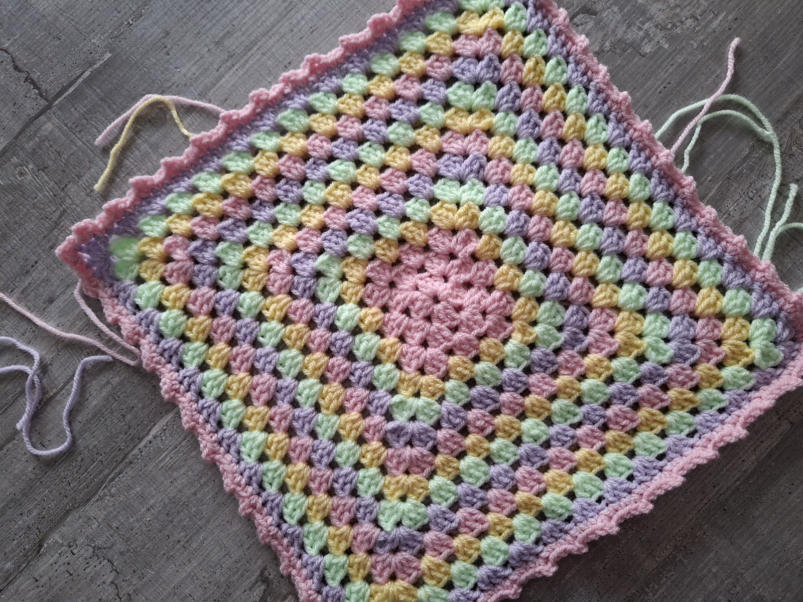 Blog-Inhaltsbild für 'Schnuffeltuch und Rassel im Regenbogenstil – kostenlose Häkelanleitung'