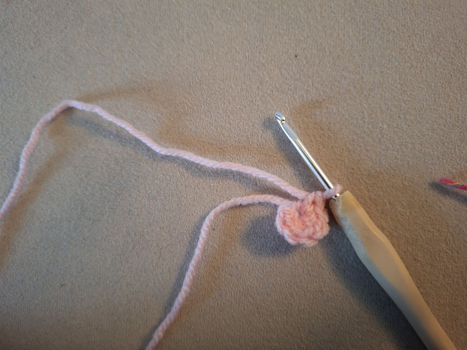 Blog-Inhaltsbild für 'Blumenpflücker-Trösterbärchen – liebevolles Schnuffeltuch | kostenlose Häkelanleitung'