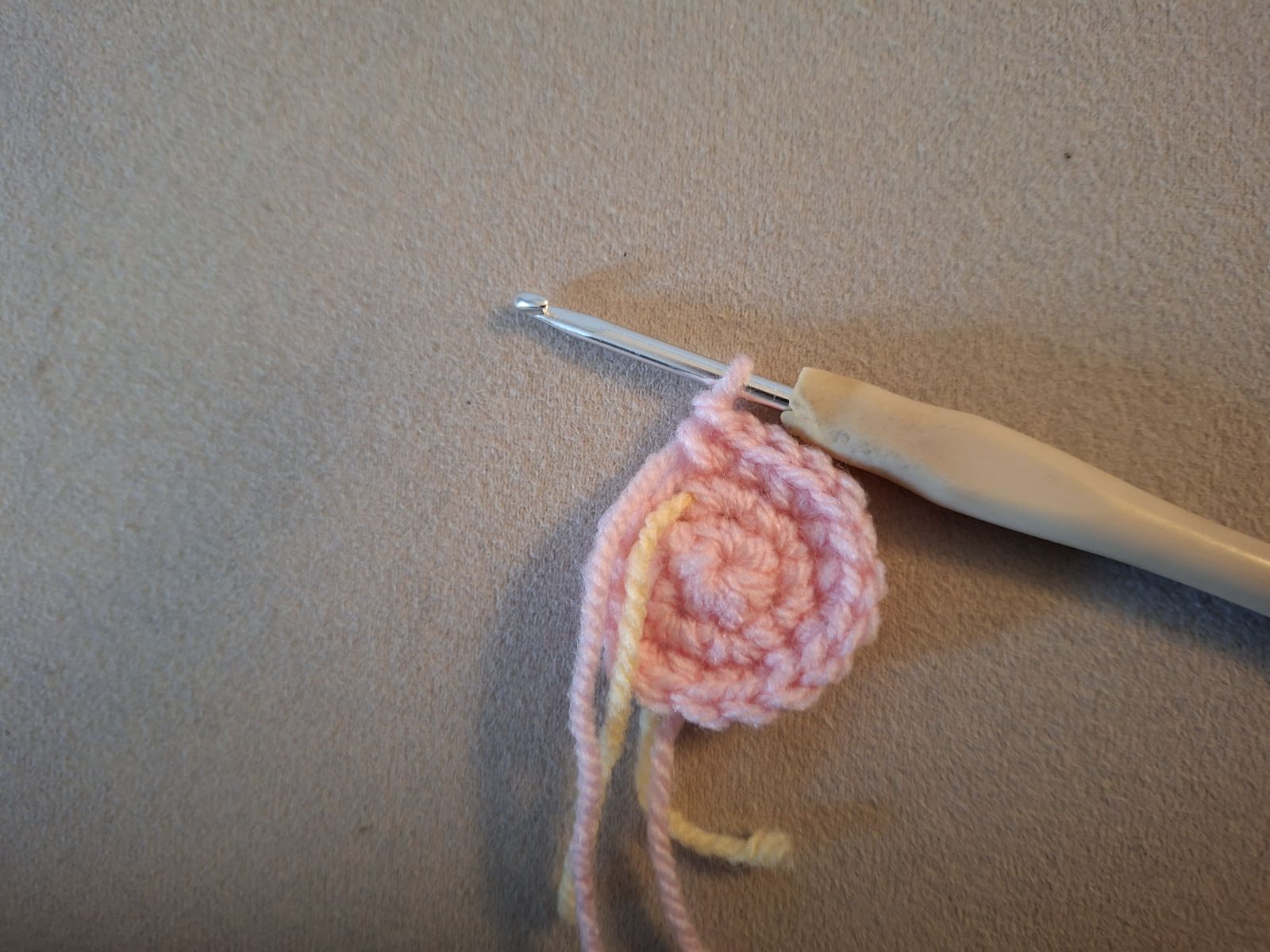 Blog-Inhaltsbild für 'Blumenpflücker-Trösterbärchen – liebevolles Schnuffeltuch | kostenlose Häkelanleitung'