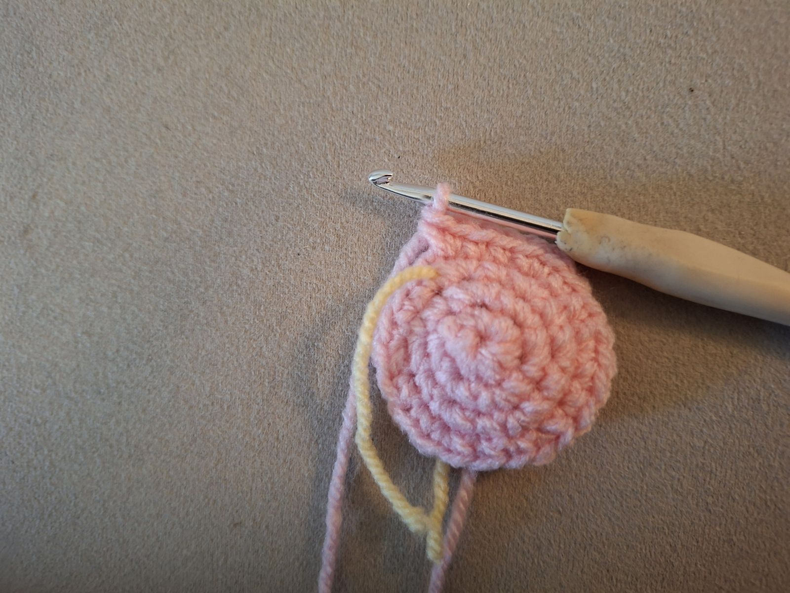 Blog-Inhaltsbild für 'Blumenpflücker-Trösterbärchen – liebevolles Schnuffeltuch | kostenlose Häkelanleitung'