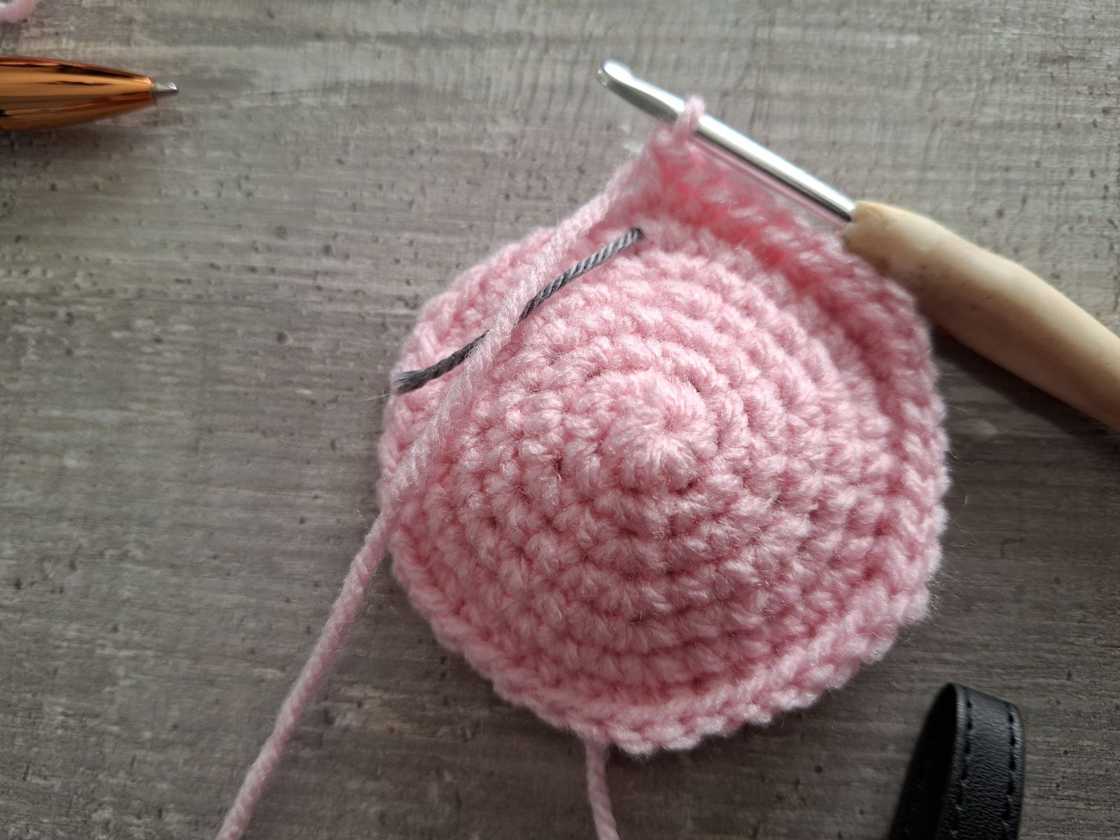 Blog-Inhaltsbild für 'Schnuffeltuch und Rassel im Regenbogenstil – kostenlose Häkelanleitung'