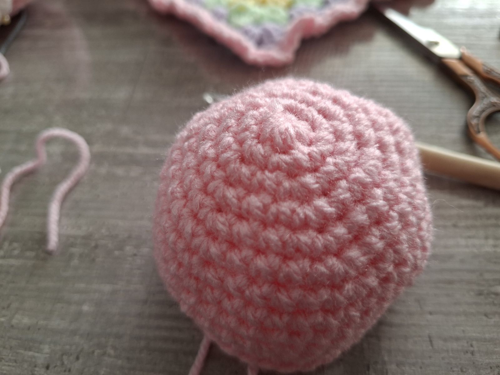 Blog-Inhaltsbild für 'Schnuffeltuch und Rassel im Regenbogenstil – kostenlose Häkelanleitung'