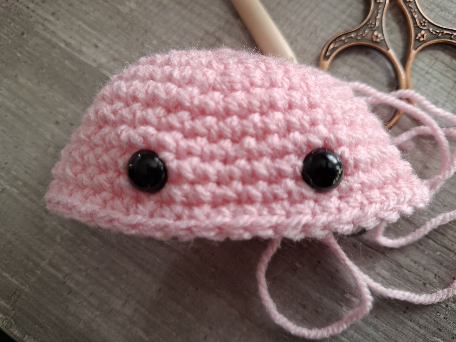 Blog-Inhaltsbild für 'Schnuffeltuch und Rassel im Regenbogenstil – kostenlose Häkelanleitung'