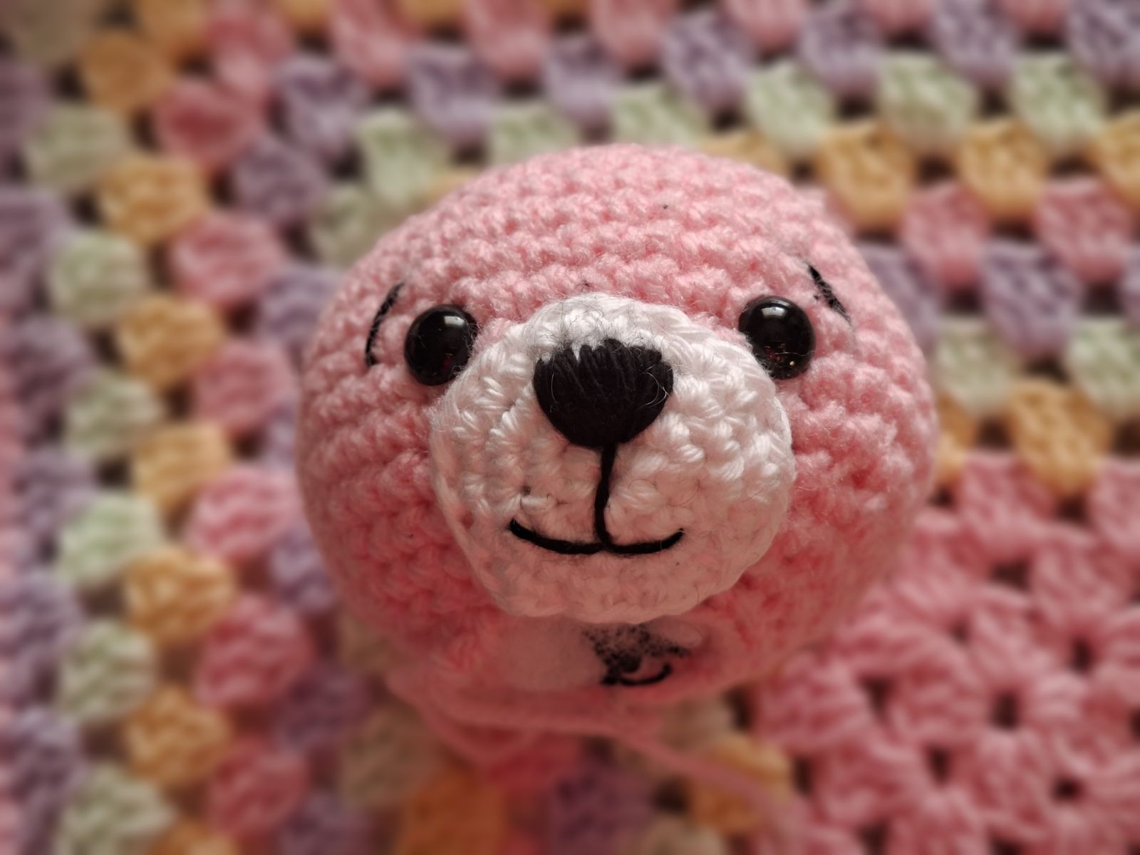 Blog-Inhaltsbild für 'Schnuffeltuch und Rassel im Regenbogenstil – kostenlose Häkelanleitung'