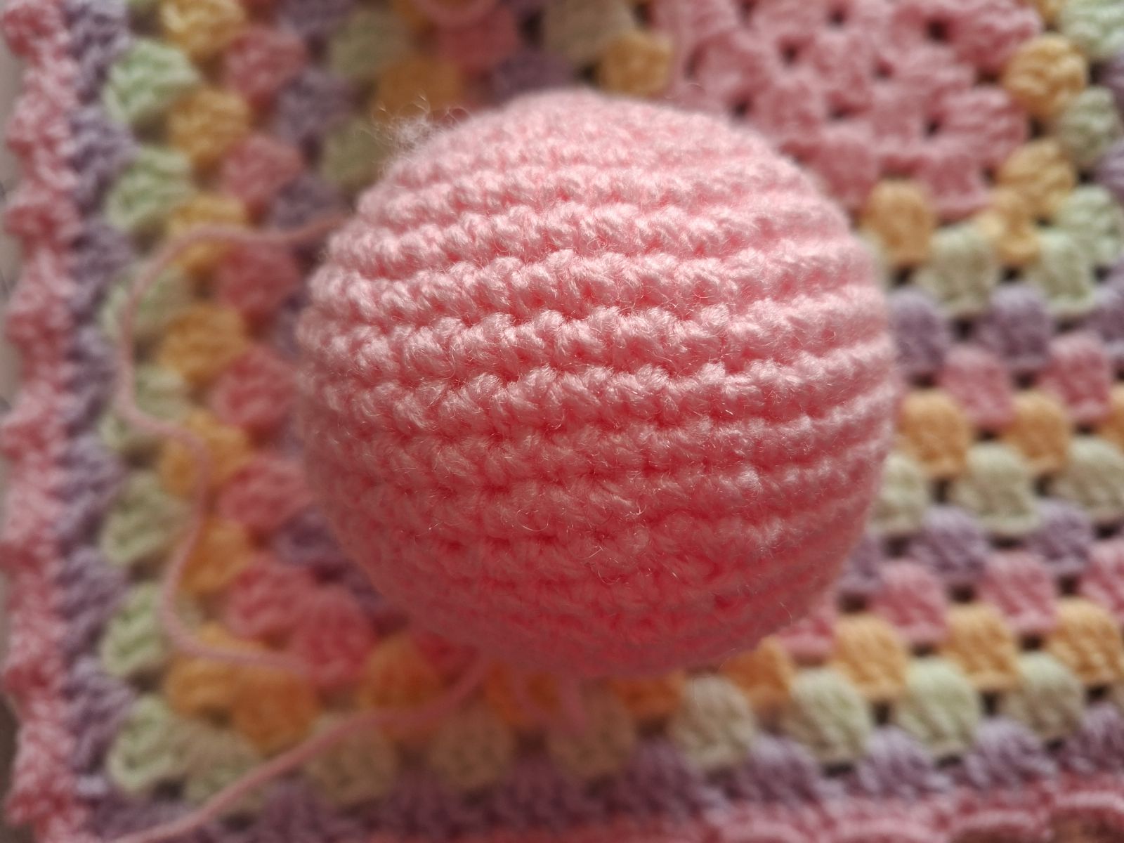 Blog-Inhaltsbild für 'Blumenpflücker-Trösterbärchen – liebevolles Schnuffeltuch | kostenlose Häkelanleitung'