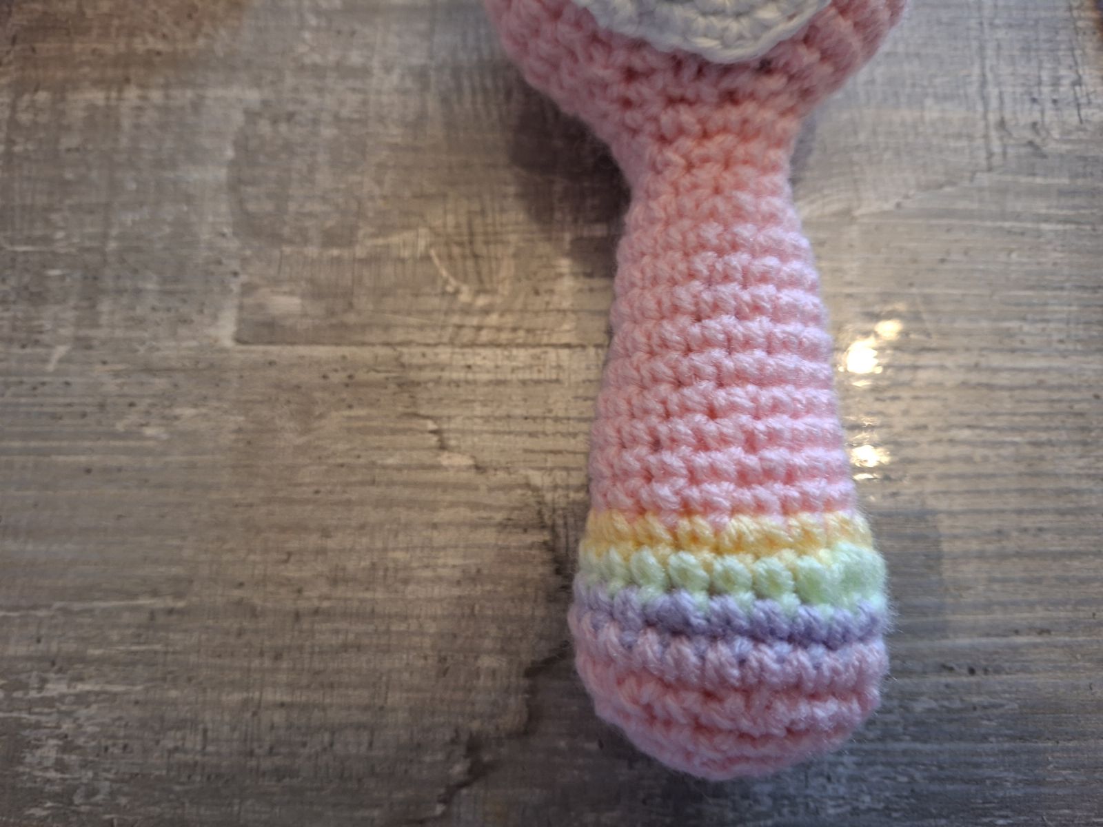 Blog-Inhaltsbild für 'Schnuffeltuch und Rassel im Regenbogenstil – kostenlose Häkelanleitung'