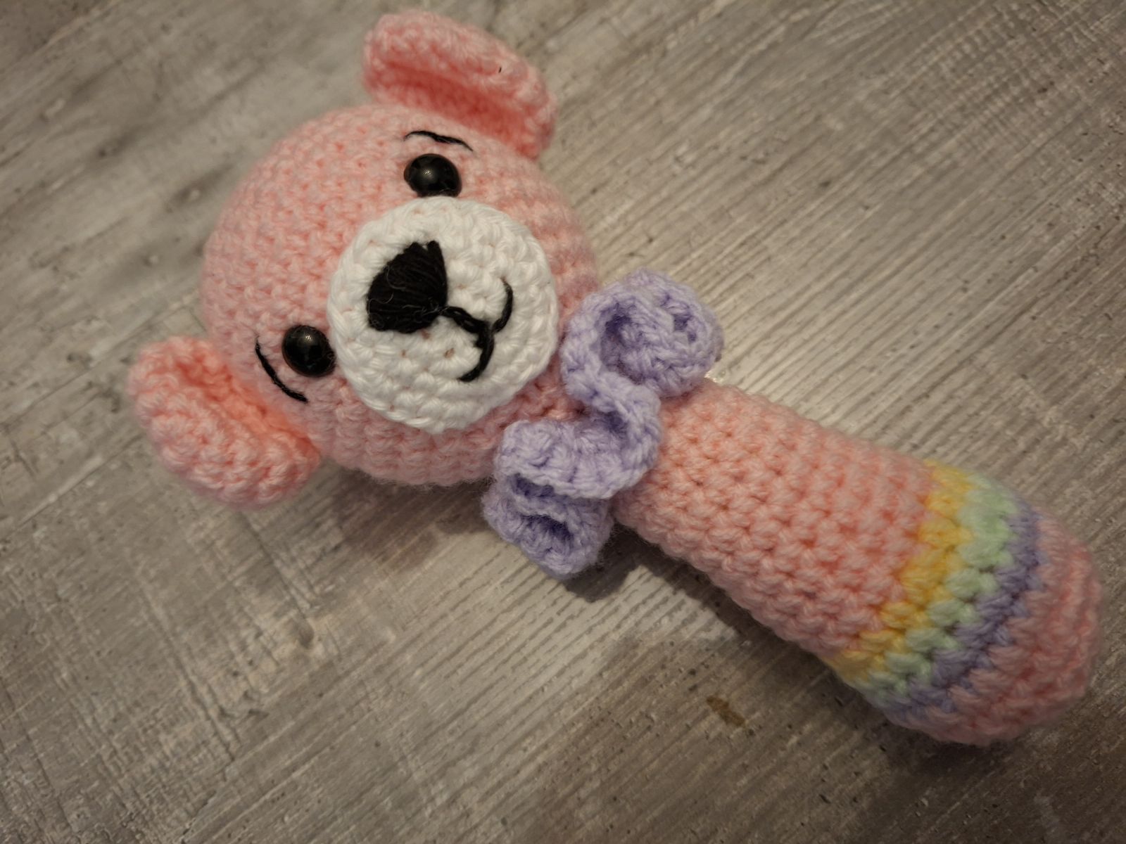 Blog-Inhaltsbild für 'Schnuffeltuch und Rassel im Regenbogenstil – kostenlose Häkelanleitung'