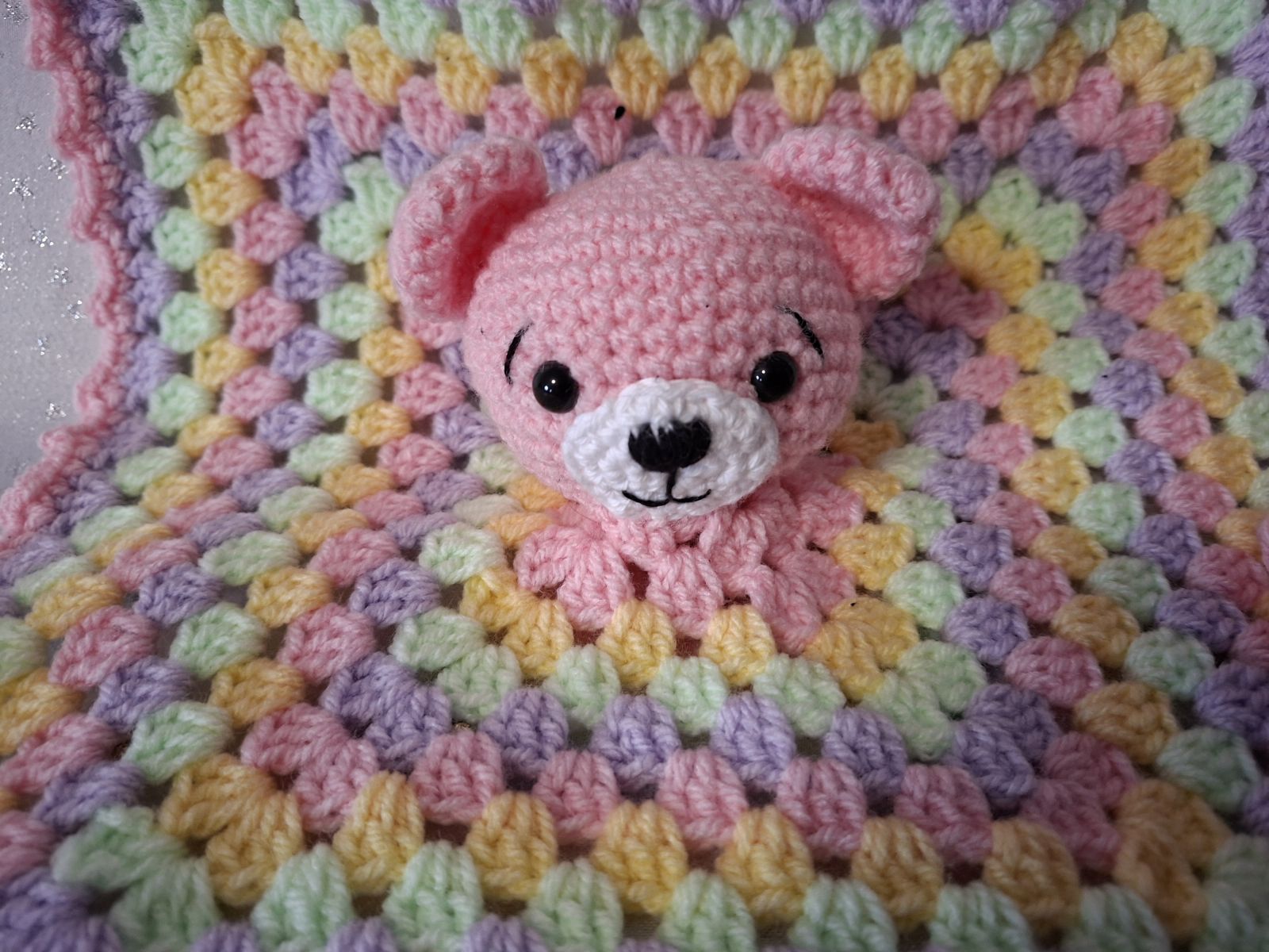 Blog-Inhaltsbild für 'Schnuffeltuch und Rassel im Regenbogenstil – kostenlose Häkelanleitung'