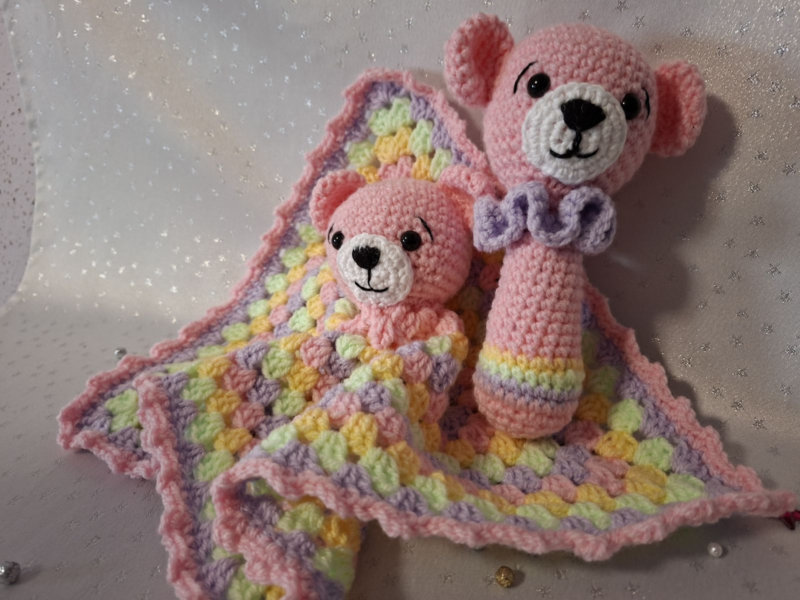 Blog-Inhaltsbild für 'Schnuffeltuch und Rassel im Regenbogenstil – kostenlose Häkelanleitung'