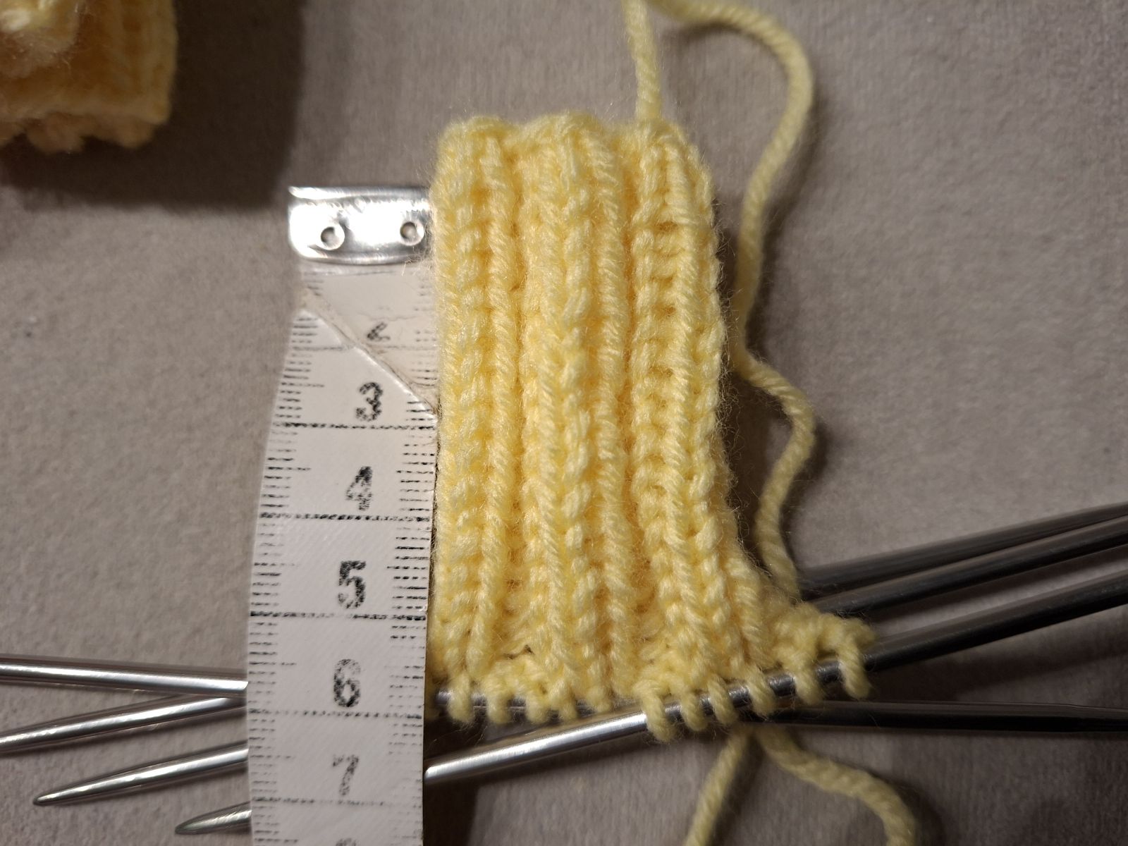 Blog-Inhaltsbild für 'Pulswärmer & Frühchensöckchen — sanft wärmend, liebevoll gestrickt (kostenlose Strickanleitung)'