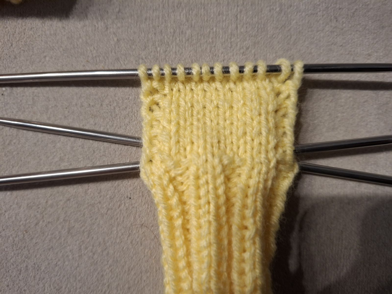 Blog-Inhaltsbild für 'Pulswärmer & Frühchensöckchen — sanft wärmend, liebevoll gestrickt (kostenlose Strickanleitung)'