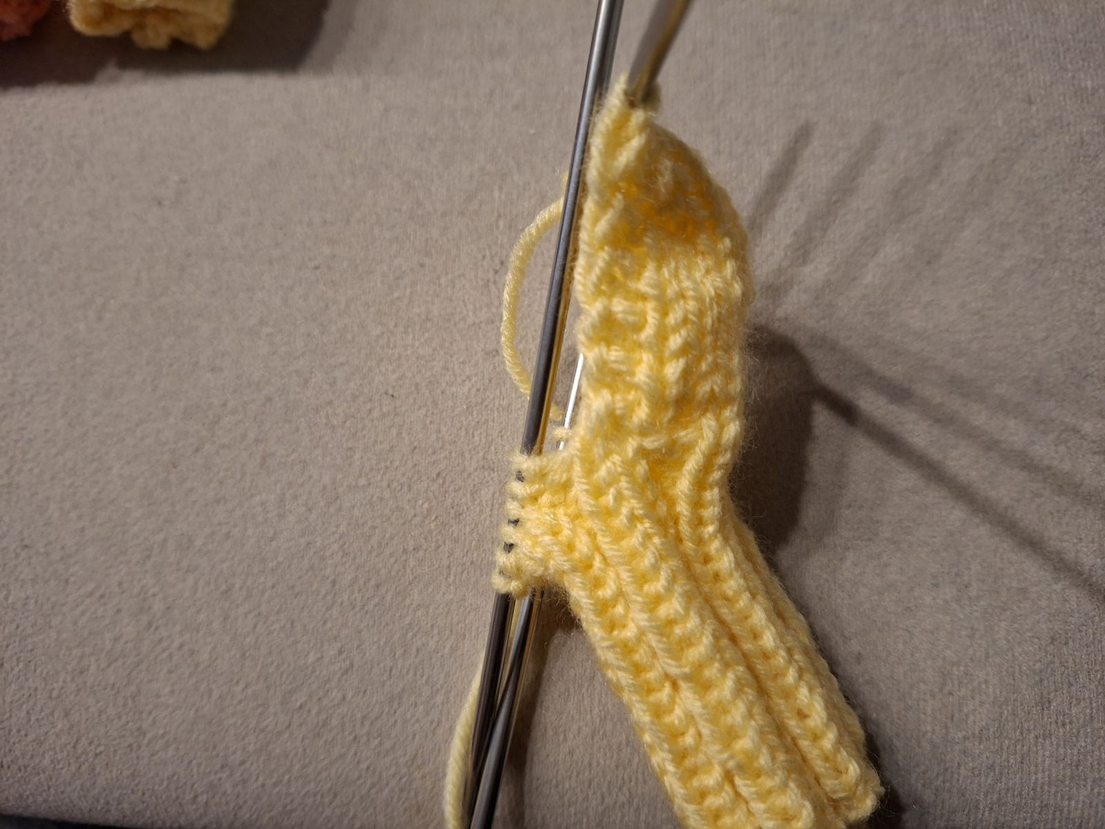 Blog-Inhaltsbild für 'Pulswärmer & Frühchensöckchen — sanft wärmend, liebevoll gestrickt (kostenlose Strickanleitung)'