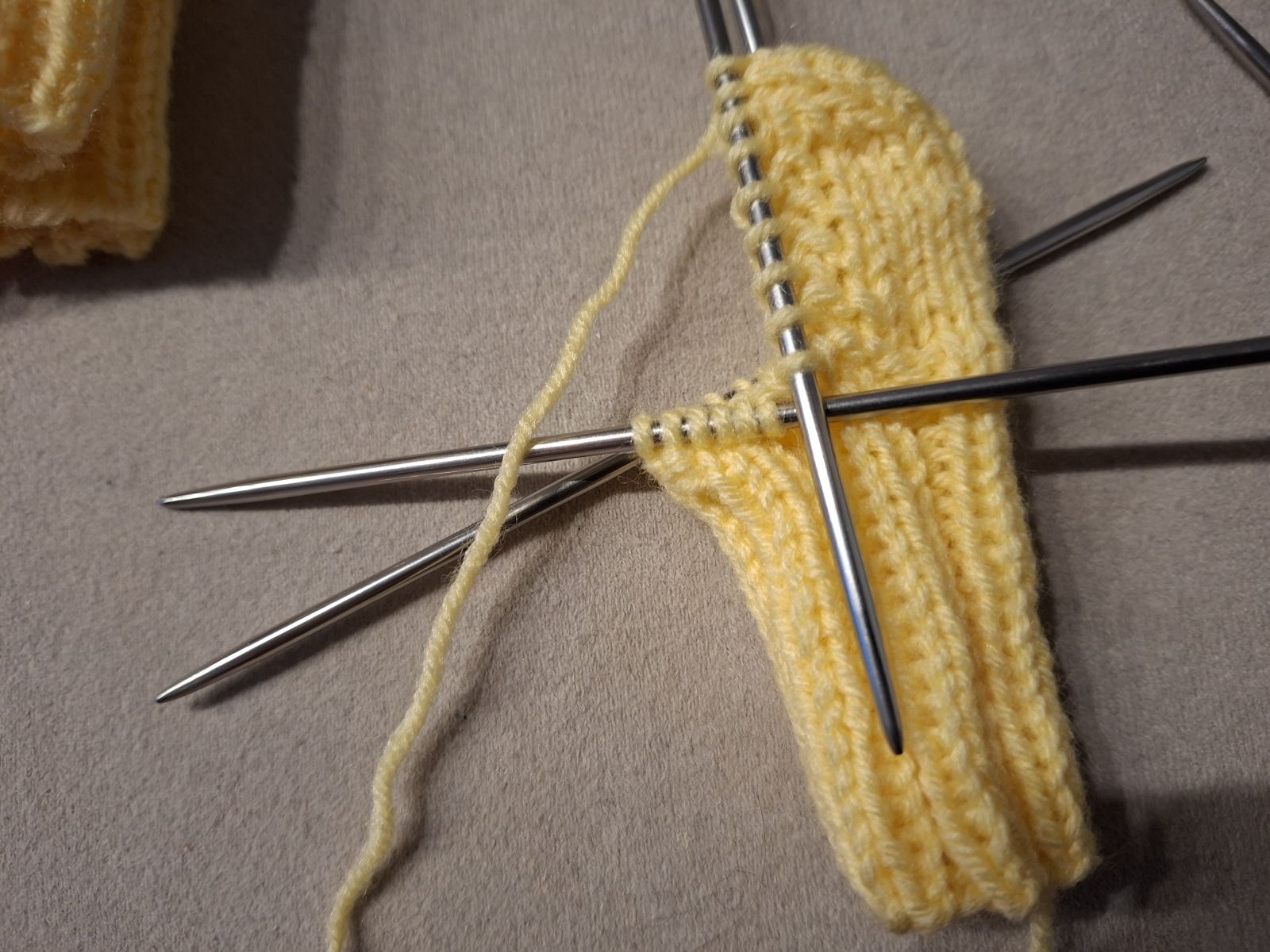 Blog-Inhaltsbild für 'Pulswärmer & Frühchensöckchen — sanft wärmend, liebevoll gestrickt (kostenlose Strickanleitung)'