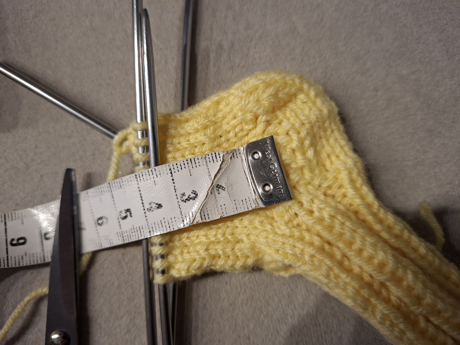 Blog-Inhaltsbild für 'Pulswärmer & Frühchensöckchen — sanft wärmend, liebevoll gestrickt (kostenlose Strickanleitung)'