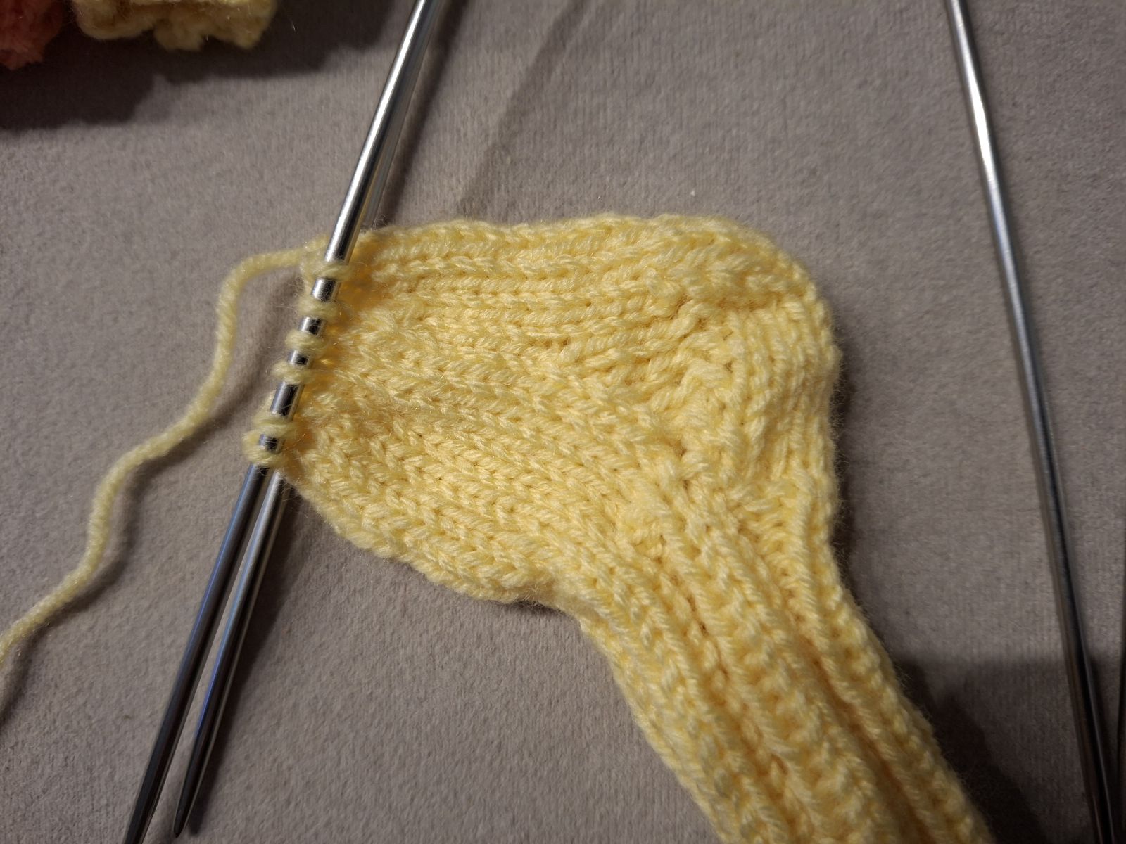 Blog-Inhaltsbild für 'Pulswärmer & Frühchensöckchen — sanft wärmend, liebevoll gestrickt (kostenlose Strickanleitung)'