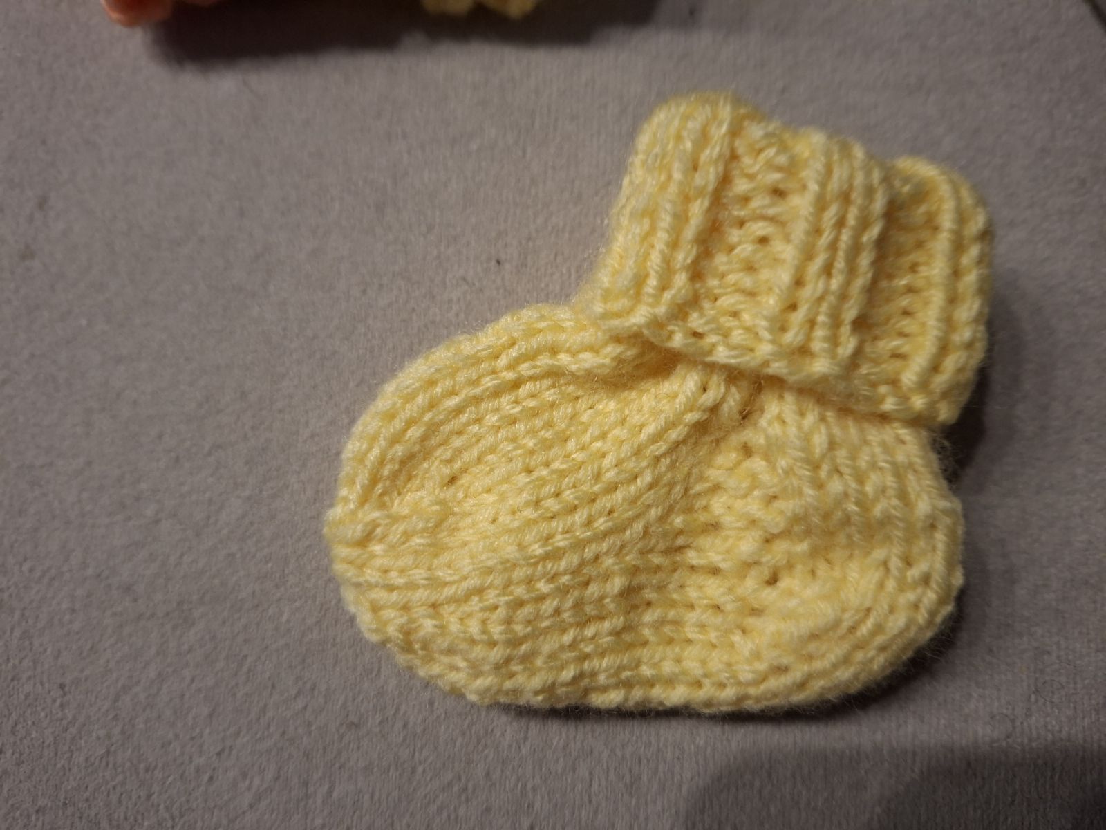 Blog-Inhaltsbild für 'Pulswärmer & Frühchensöckchen — sanft wärmend, liebevoll gestrickt (kostenlose Strickanleitung)'