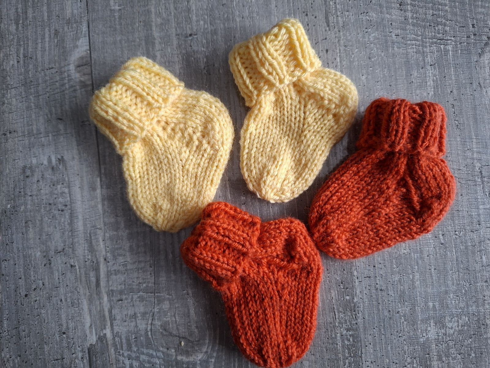 Blog-Inhaltsbild für 'Pulswärmer & Frühchensöckchen — sanft wärmend, liebevoll gestrickt (kostenlose Strickanleitung)'