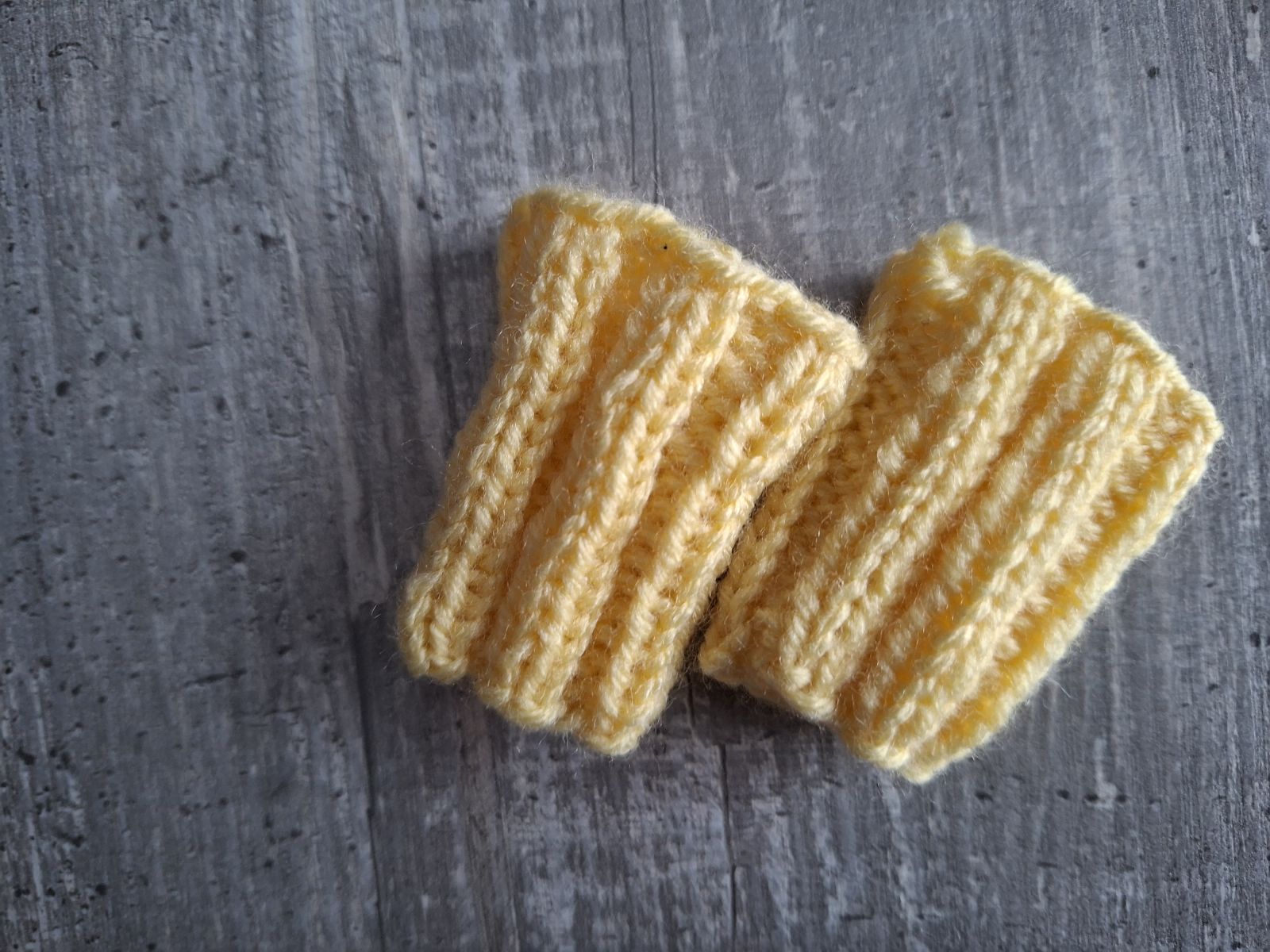 Blog-Inhaltsbild für 'Pulswärmer & Frühchensöckchen — sanft wärmend, liebevoll gestrickt (kostenlose Strickanleitung)'