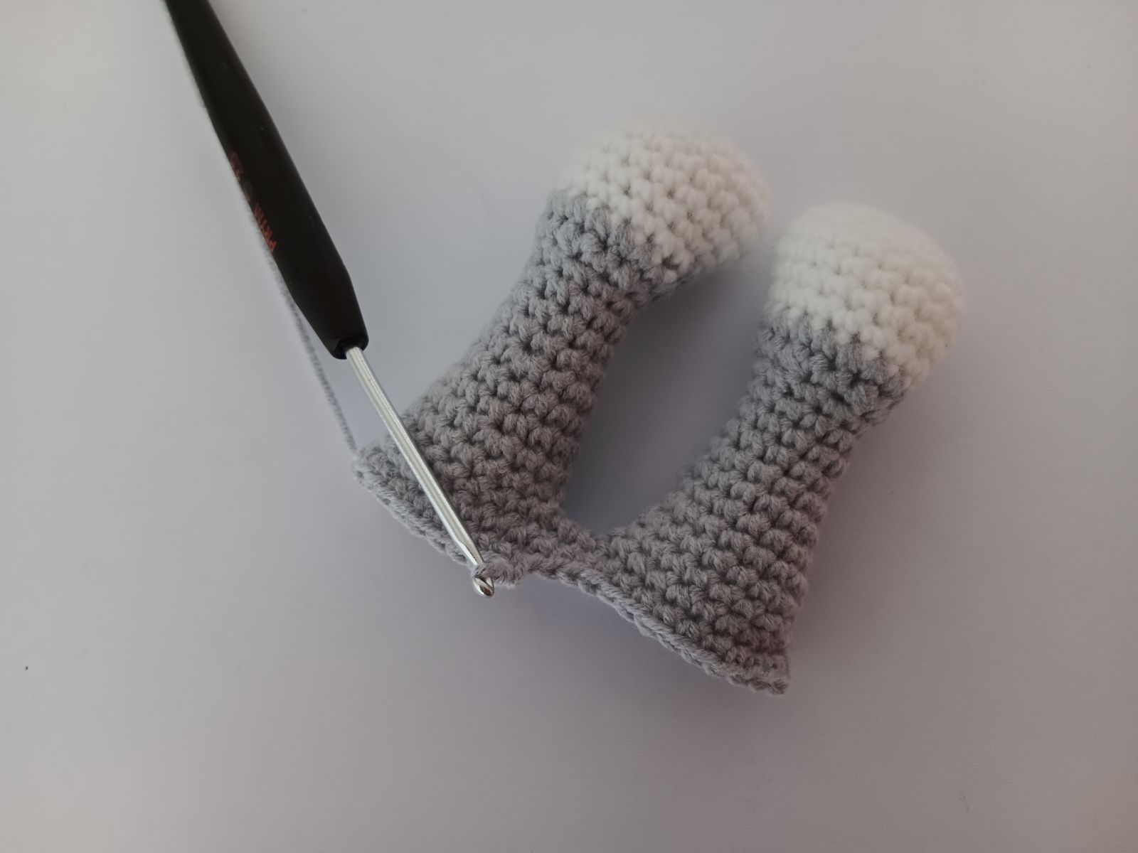 Blog-Inhaltsbild für 'Kostenlose Häkelanleitung für Puppe Coney mit Hasenmütze'