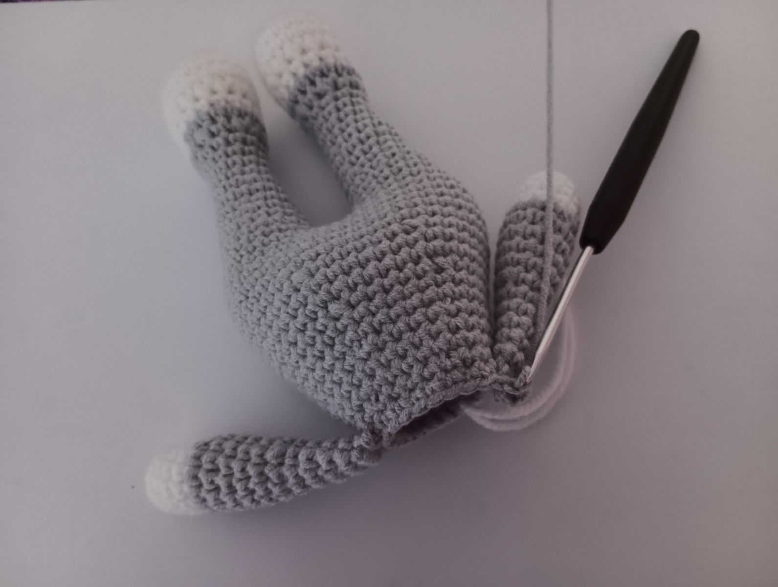 Blog-Inhaltsbild für 'Kostenlose Häkelanleitung für Puppe Coney mit Hasenmütze'