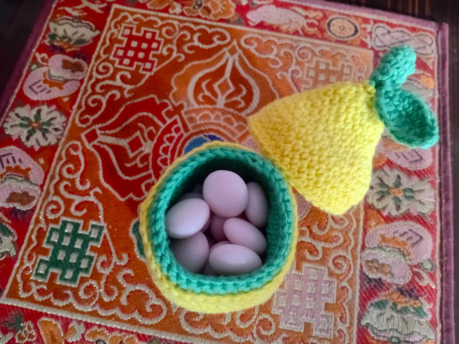 Zitrone mit Kaubonbons befüllt