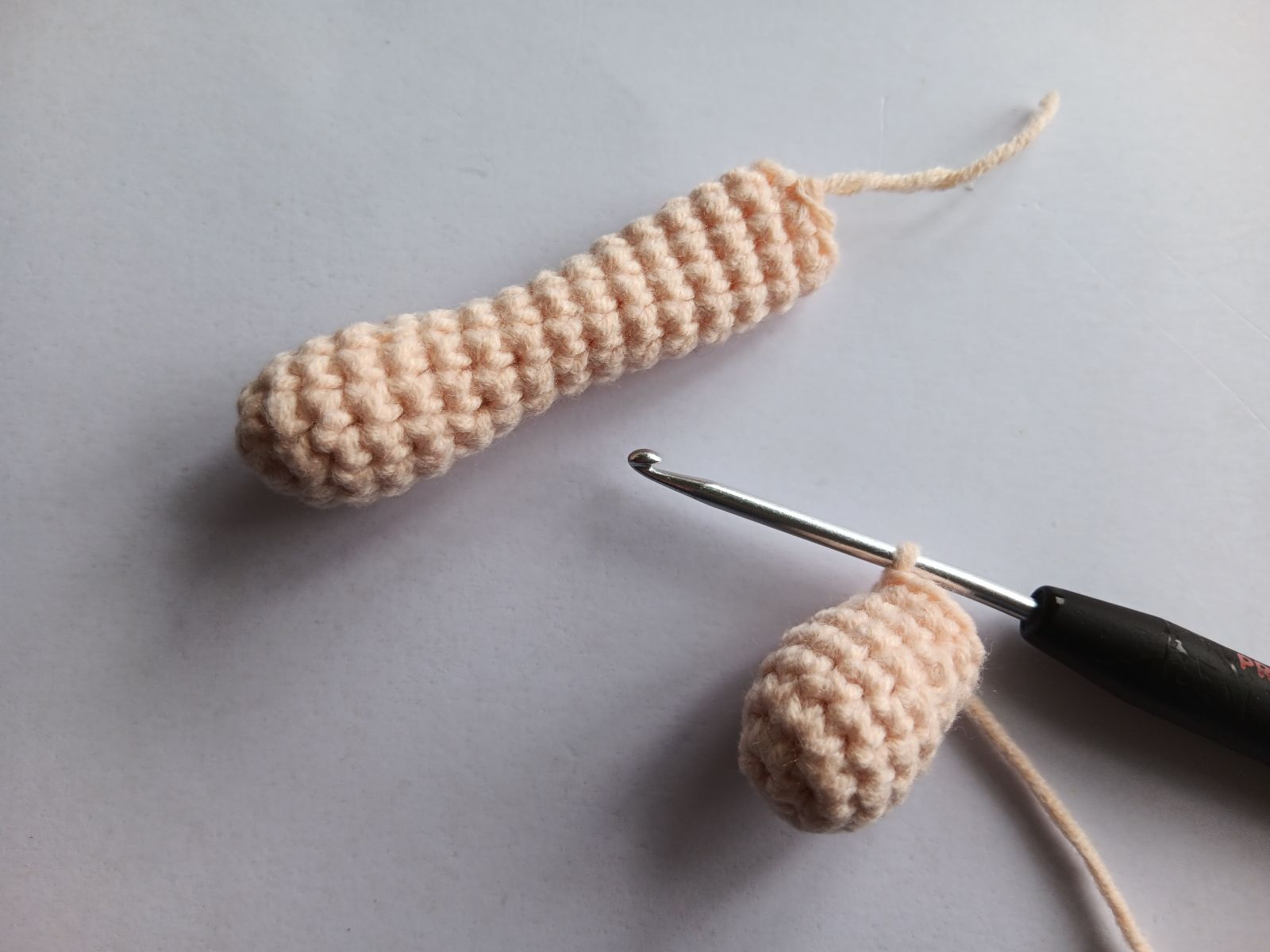 Blog-Inhaltsbild für 'Puppe häkeln. Kostenlose Häkelanleitung für Puppe mit Hasenmütze'