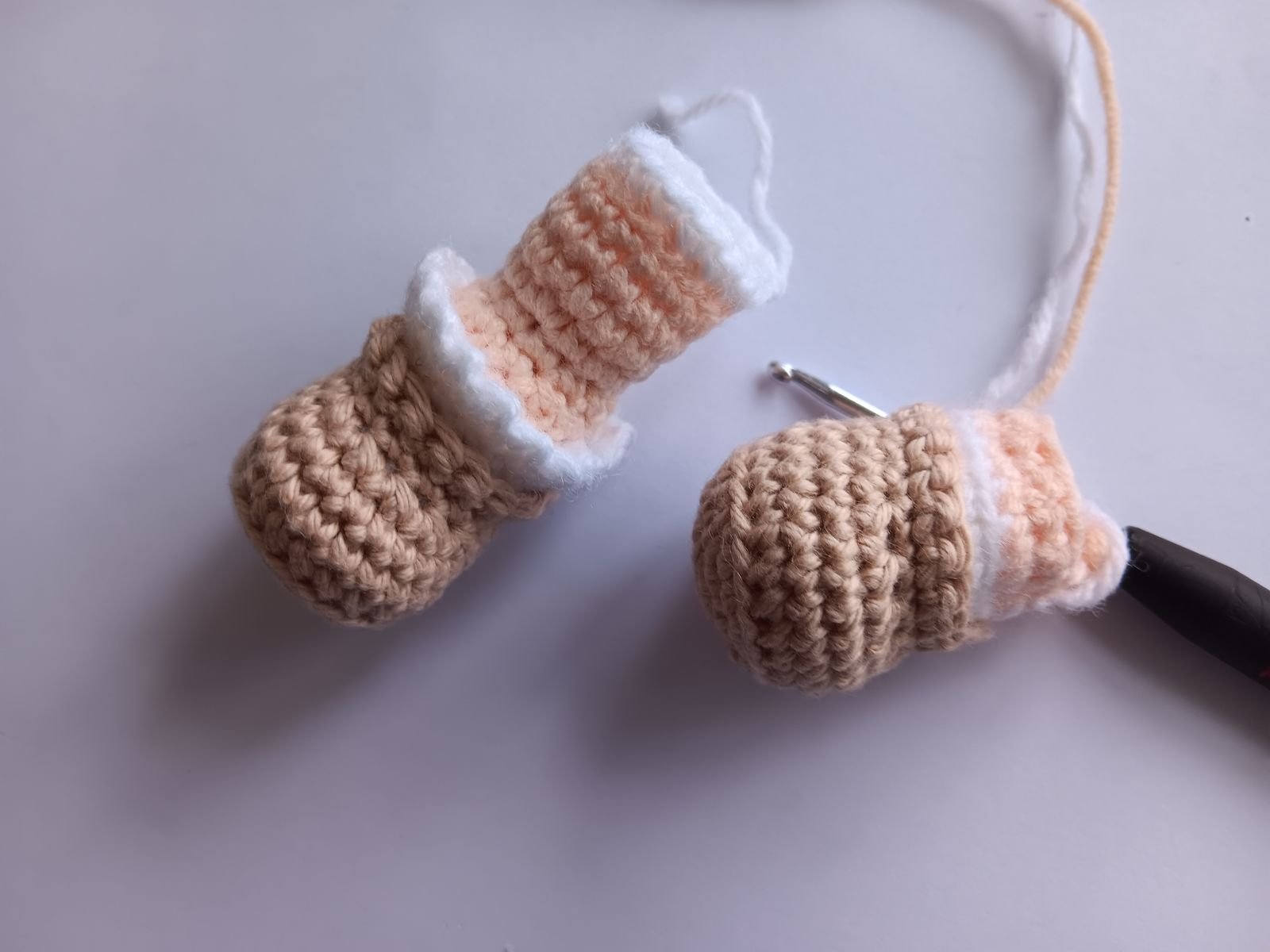 Blog-Inhaltsbild für 'Kostenlose Häkelanleitung für Puppe Coney mit Hasenmütze'