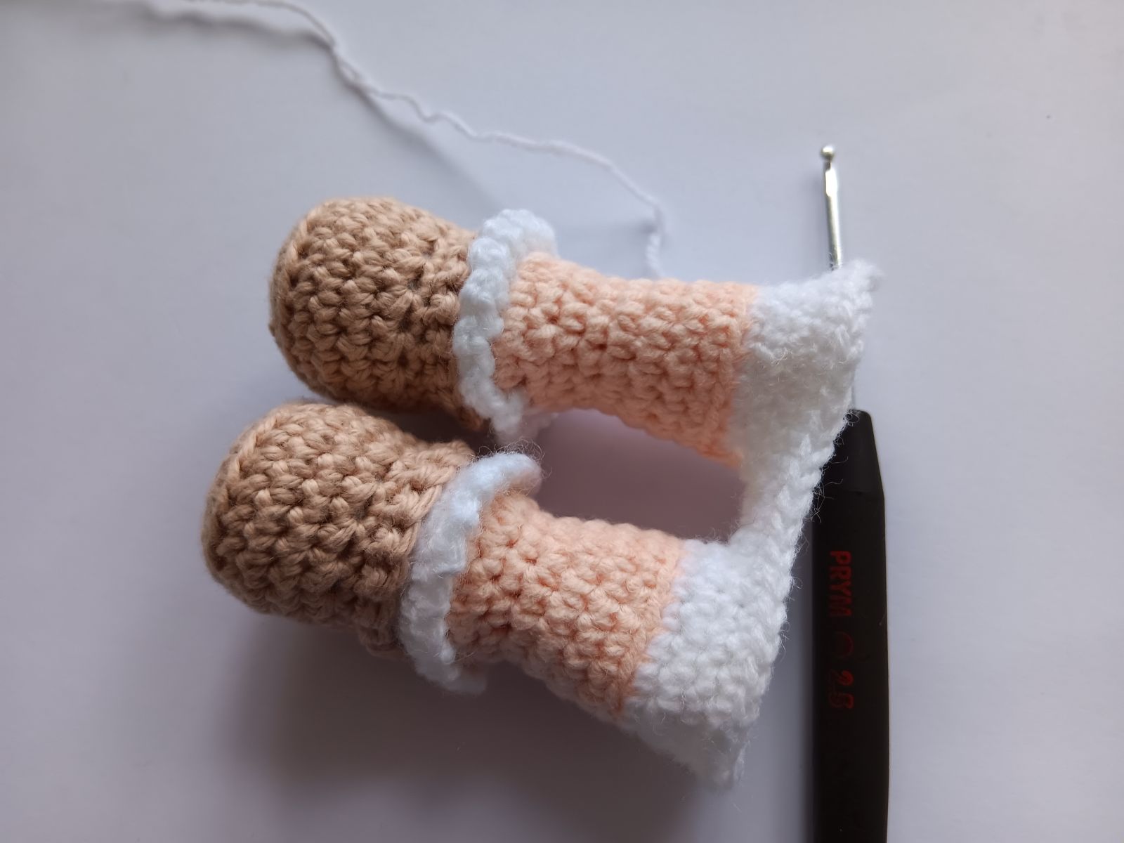 Blog-Inhaltsbild für 'Kostenlose Häkelanleitung für Puppe Coney mit Hasenmütze'