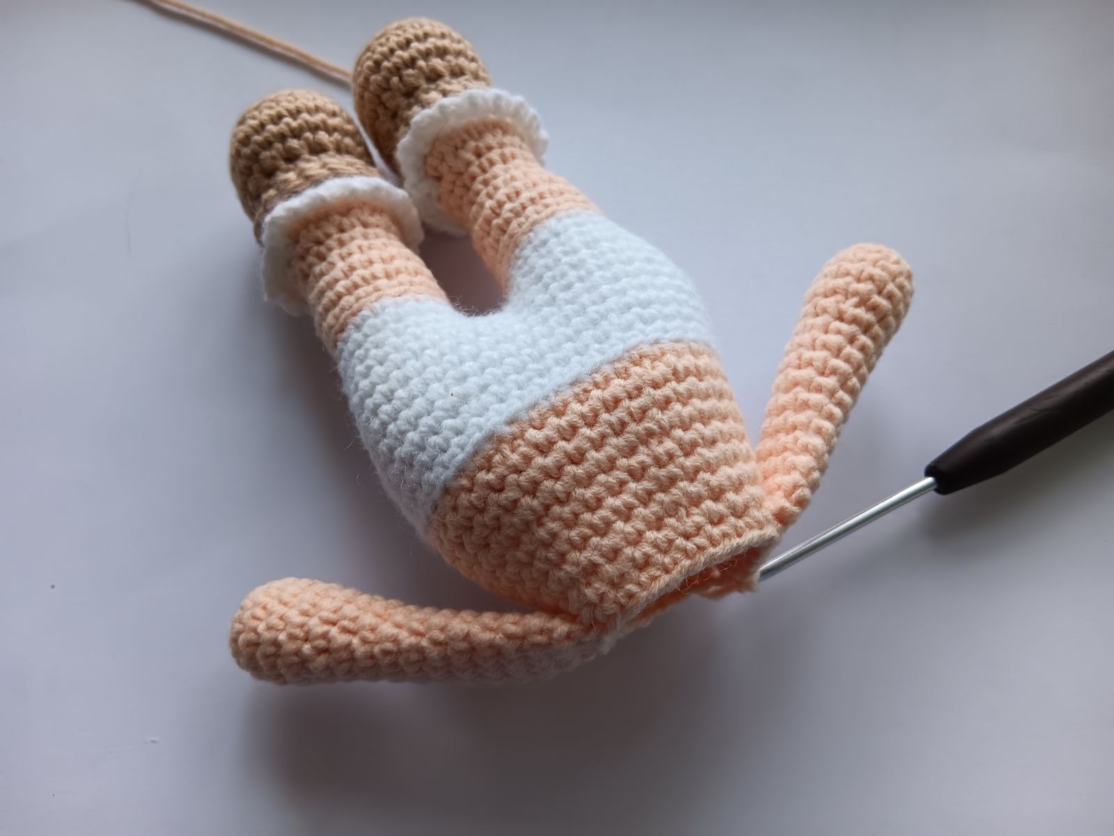 Blog-Inhaltsbild für 'Kostenlose Häkelanleitung für Puppe Coney mit Hasenmütze'