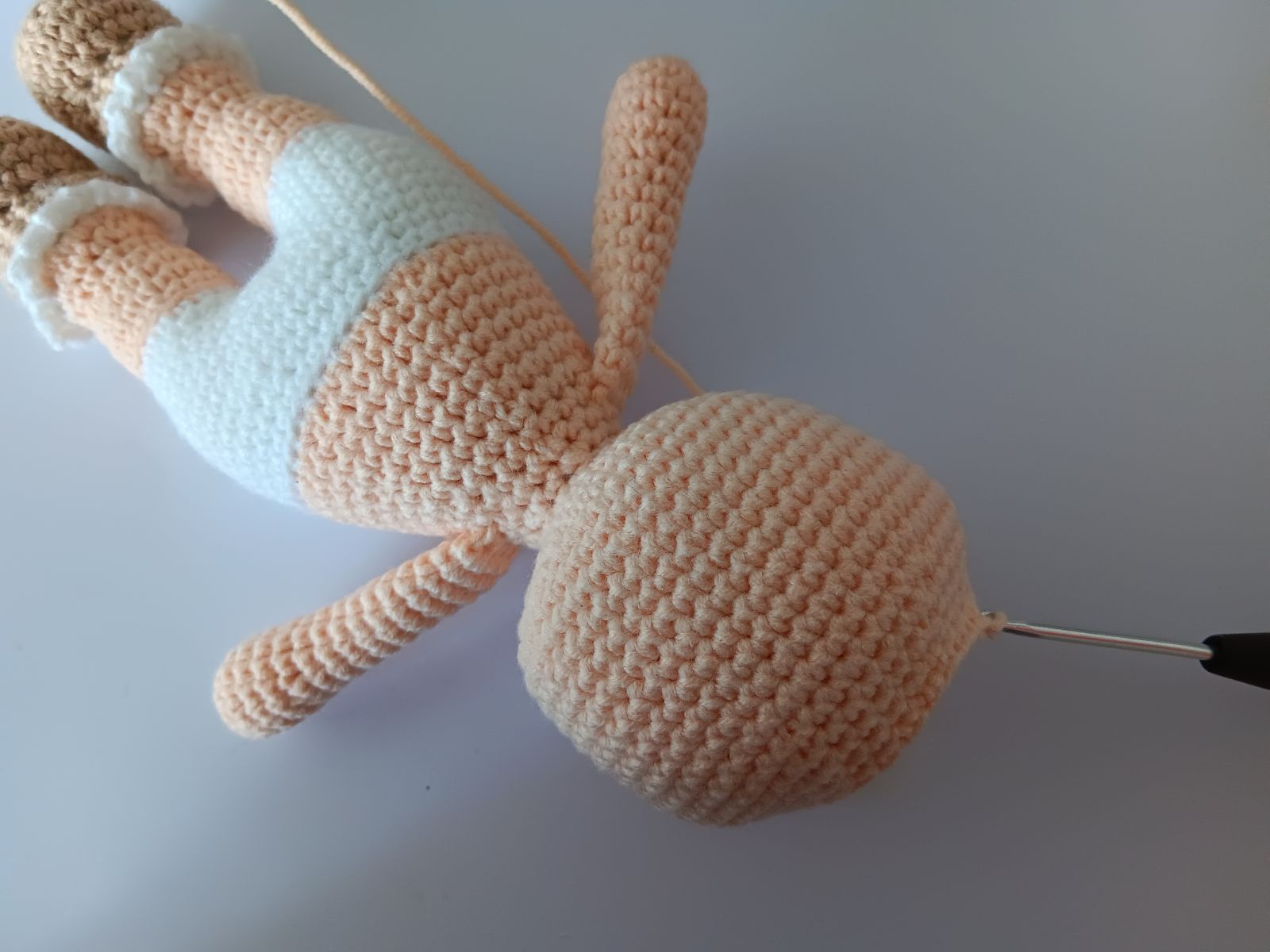 Blog-Inhaltsbild für 'Puppe häkeln. Kostenlose Häkelanleitung für Puppe mit Hasenmütze'