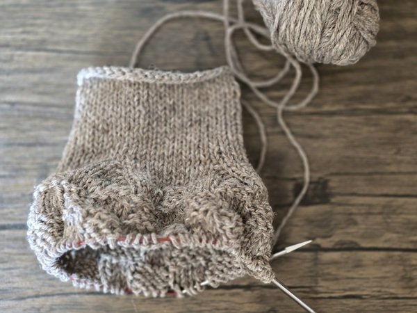 Blog-Inhaltsbild für 'Kostenlose Strickanleitung für einen Wärmeflaschenanzug im Schachbrettmuster'