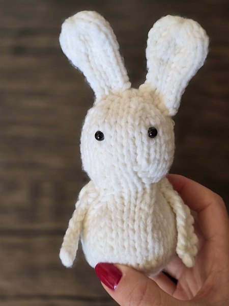 Blog-Inhaltsbild für 'Kostenlose Strickanleitung für Hase Hanna'