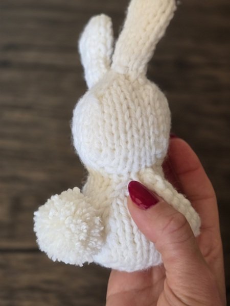 Blog-Inhaltsbild für 'Kostenlose Strickanleitung für Hase Hanna'