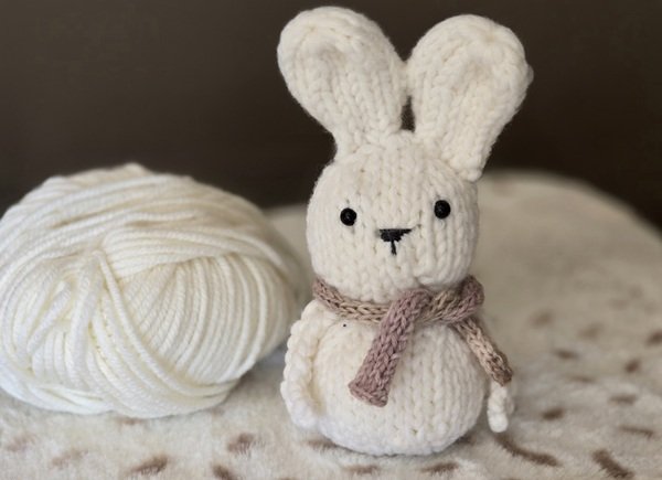 Blog-Inhaltsbild für 'Kostenlose Strickanleitung für Hase Hanna'