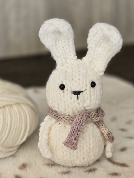 Blog-Inhaltsbild für 'Kostenlose Strickanleitung für Hase Hanna'