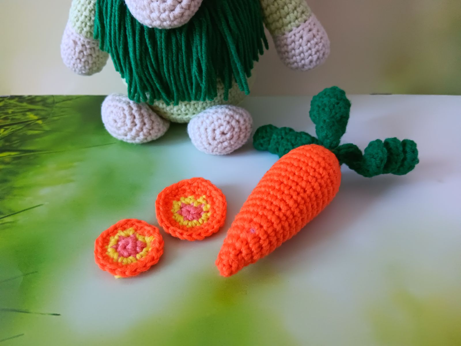 Blog-Inhaltsbild für 'Häkeln für Ostern. Kostenlose Anleitung für Karotten-Wichtel'