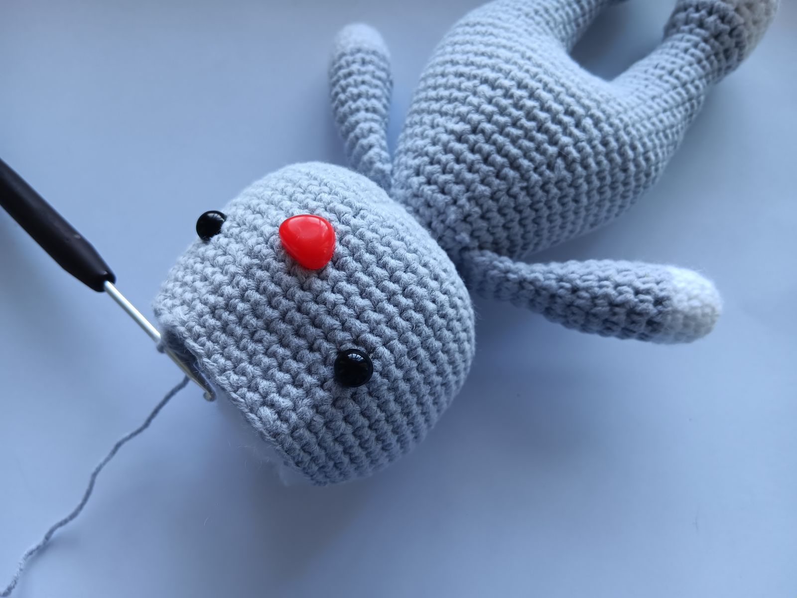 Blog-Inhaltsbild für 'Puppe häkeln. Kostenlose Häkelanleitung für Puppe mit Hasenmütze'