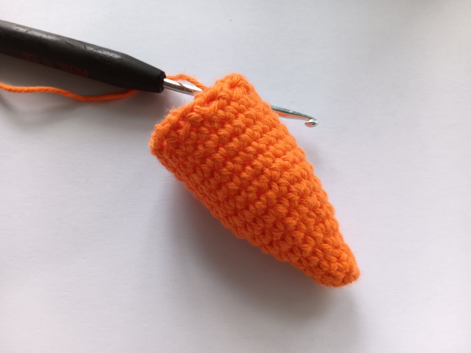 Blog-Inhaltsbild für 'Kostenlose Häkelanleitung für Puppe Coney mit Hasenmütze'