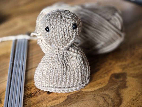 Blog-Inhaltsbild für 'Kostenlose Strickanleitung für einen Hasen Eierwärmer'