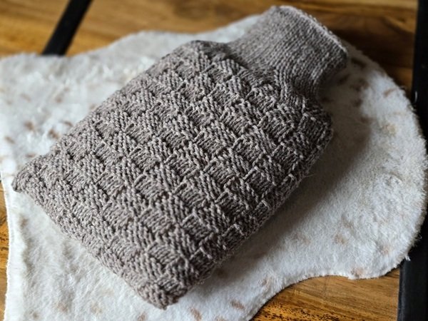 Blog-Inhaltsbild für 'Kostenlose Strickanleitung für einen Wärmeflaschenanzug im Schachbrettmuster'