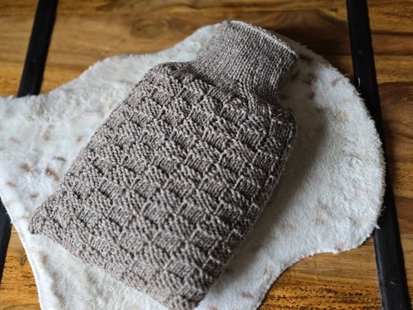 Blog-Inhaltsbild für 'Kostenlose Strickanleitung für einen Wärmeflaschenanzug im Schachbrettmuster'