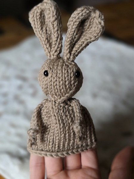 Blog-Inhaltsbild für 'Kostenlose Strickanleitung für einen Hasen Eierwärmer'