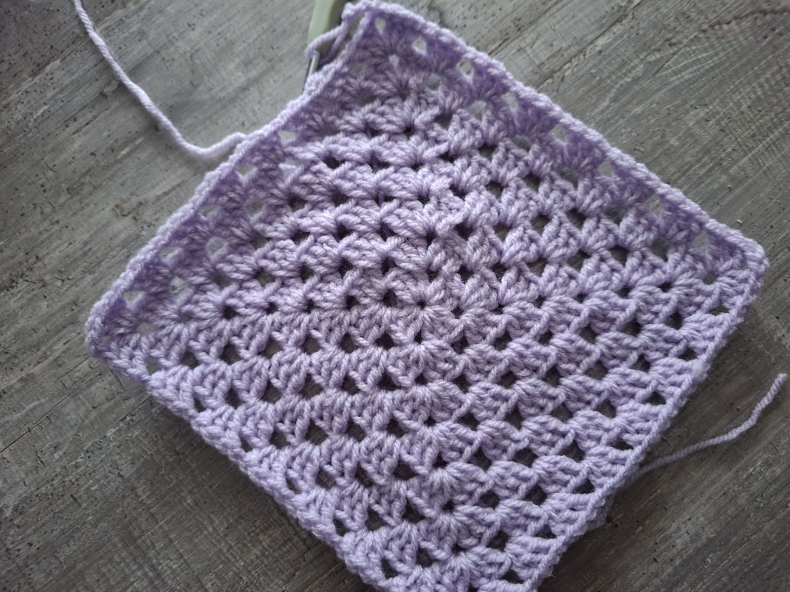 Blog-Inhaltsbild für 'Blumenpflücker-Trösterbärchen – liebevolles Schnuffeltuch | kostenlose Häkelanleitung'