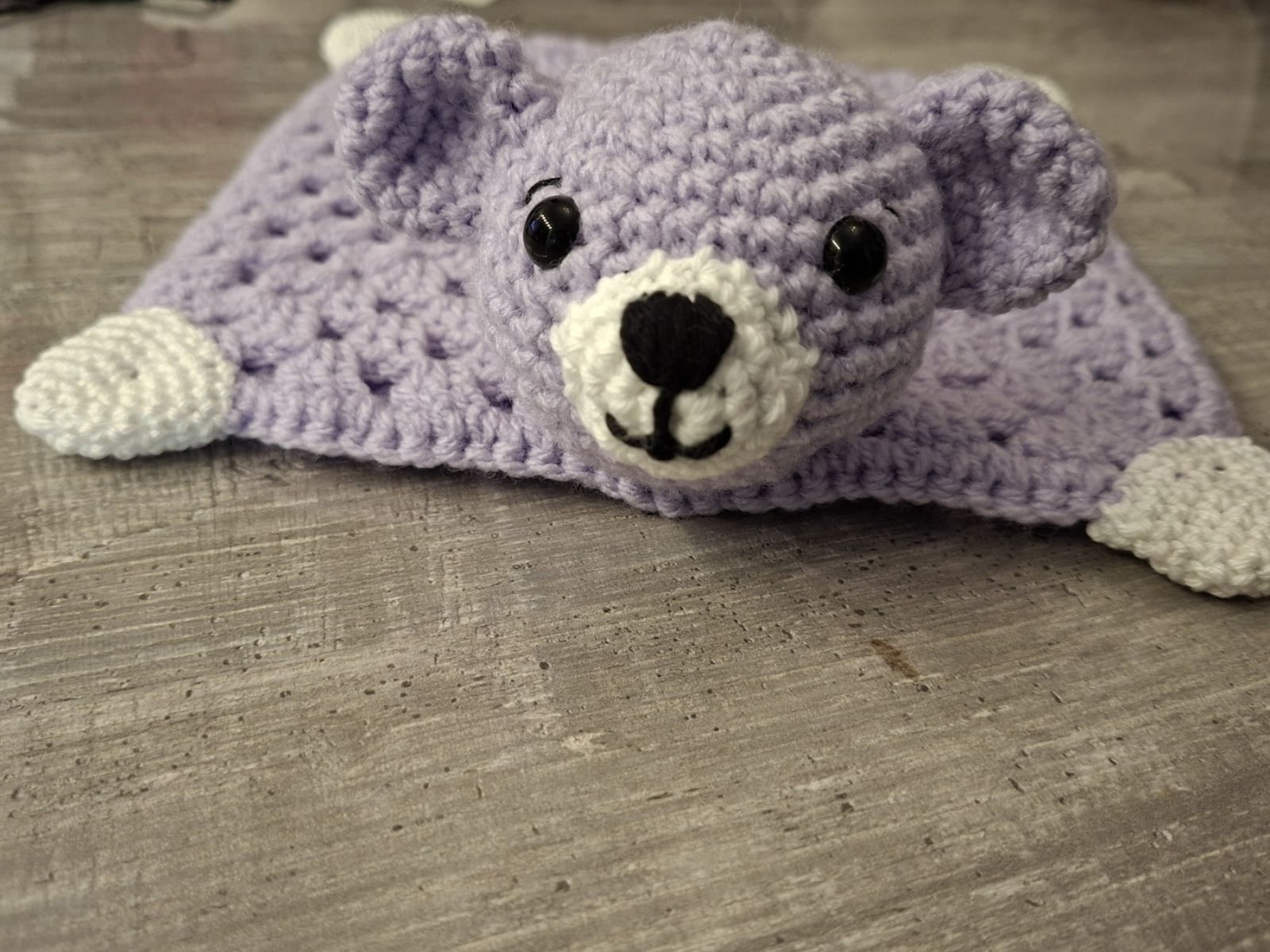 Blog-Inhaltsbild für 'Blumenpflücker-Trösterbärchen – liebevolles Schnuffeltuch | kostenlose Häkelanleitung'