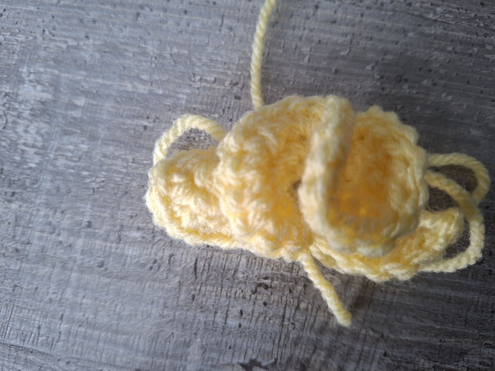 Blog-Inhaltsbild für 'Blumenpflücker-Trösterbärchen – liebevolles Schnuffeltuch | kostenlose Häkelanleitung'