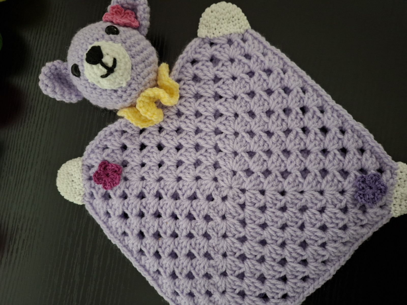 Blog-Inhaltsbild für 'Blumenpflücker-Trösterbärchen – liebevolles Schnuffeltuch | kostenlose Häkelanleitung'