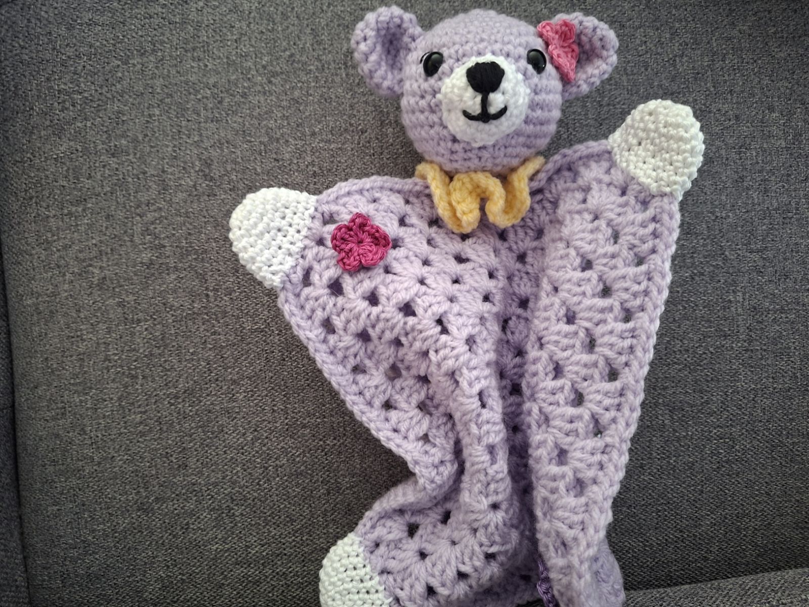 Blog-Inhaltsbild für 'Blumenpflücker-Trösterbärchen – liebevolles Schnuffeltuch | kostenlose Häkelanleitung'