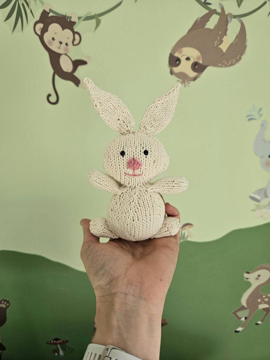 Blog-Inhaltsbild für 'Kostenlose Strickanleitung für ein Deko-Osterhäschen.'