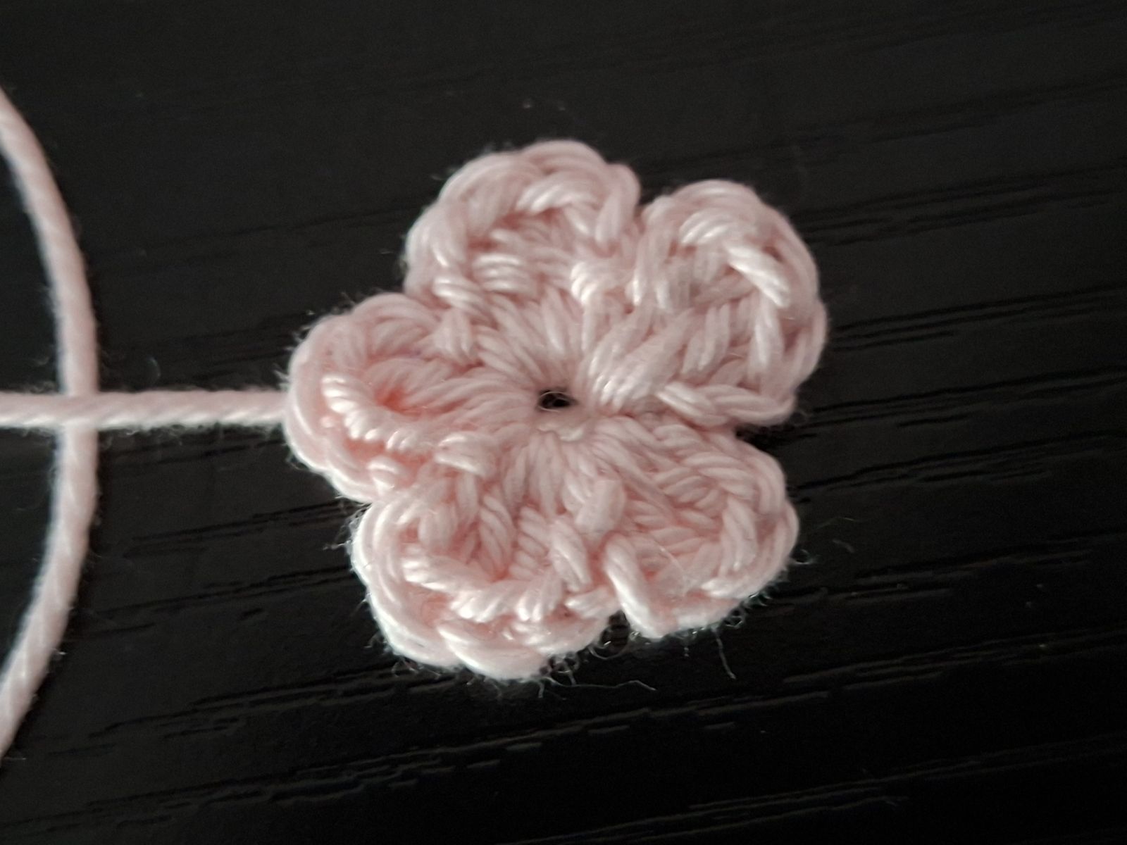 Blog-Inhaltsbild für 'Blumenpflücker-Trösterbärchen – liebevolles Schnuffeltuch | kostenlose Häkelanleitung'