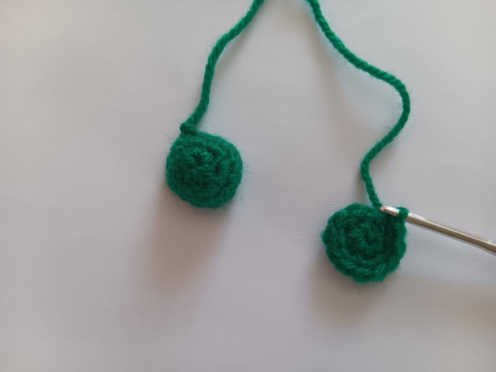 Blog-Inhaltsbild für 'Frosch mit Beuteltasche häkeln. Kostenlose Häkelanleitung'